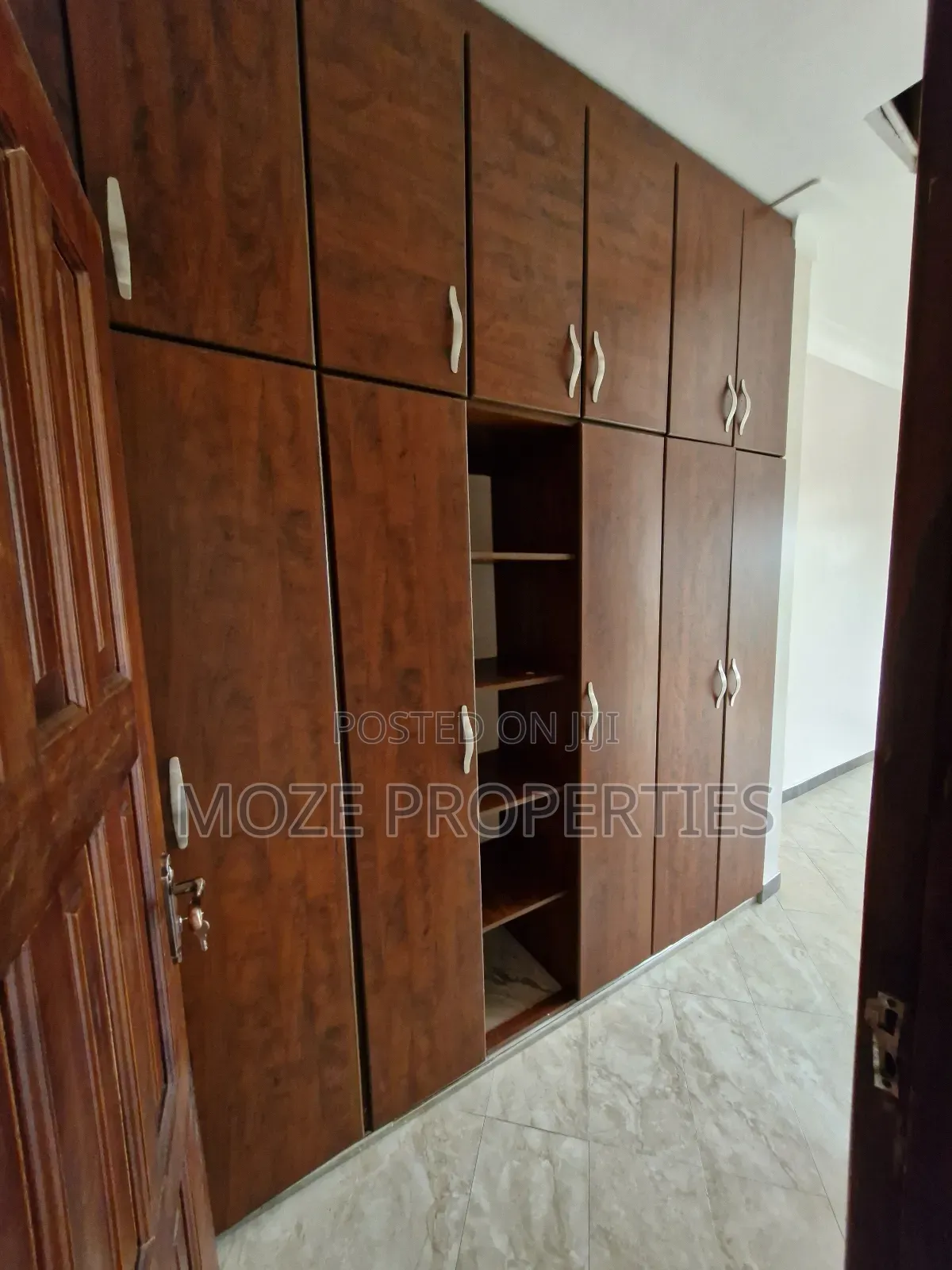 4bdrm Duplex in Kira Mamerito Road., Central Division for sale