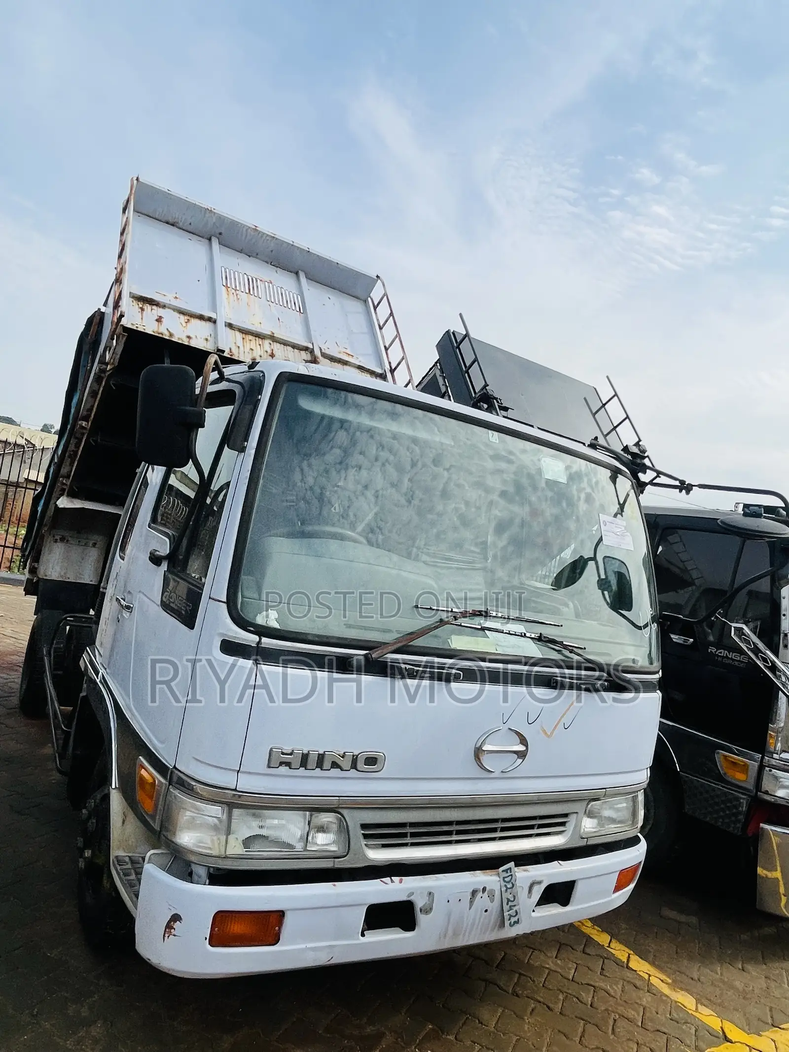 Hino Dumper 1997 Blue Color