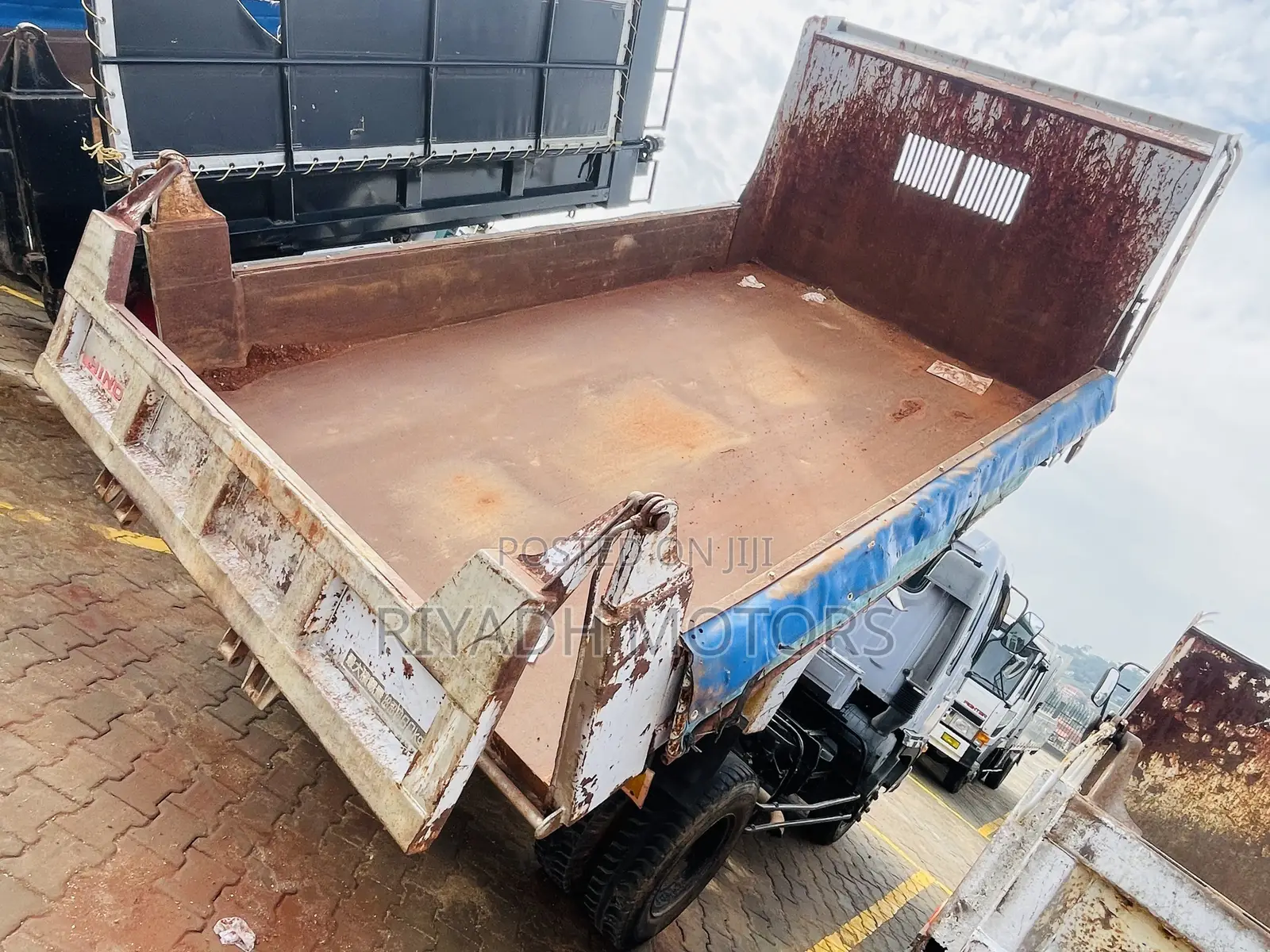 Hino Dumper 1997 Blue Color