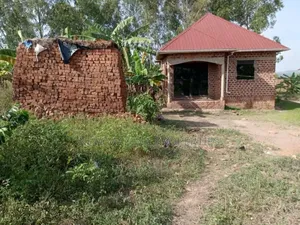 2bdrm House in Kakengerenge Town, Central Division for sale