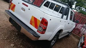 Toyota Hilux 2006 White