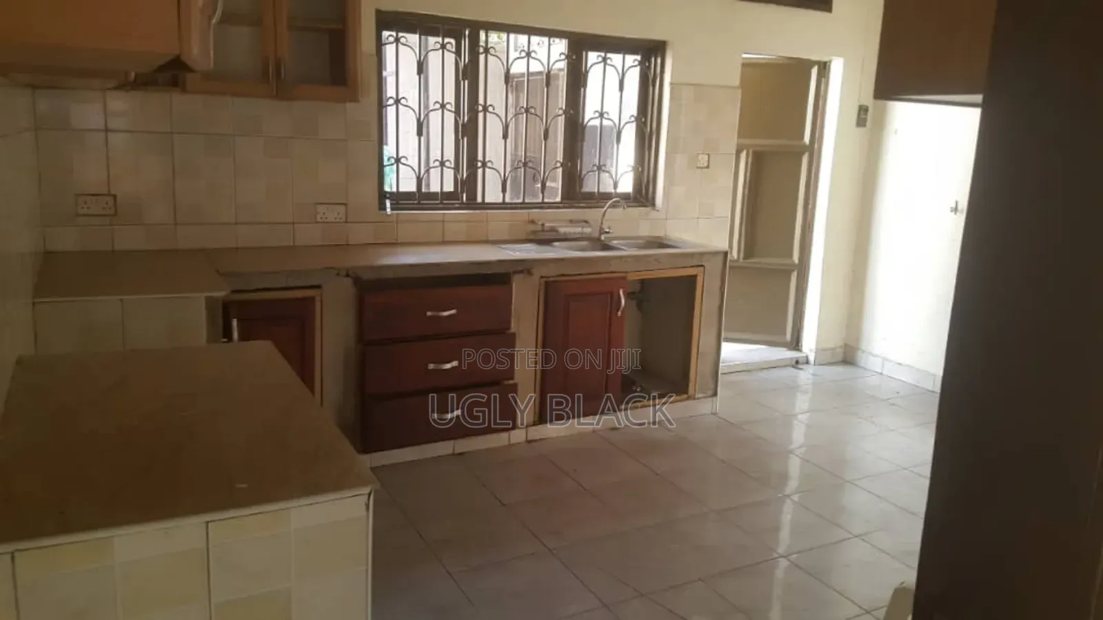 6bdrm Mansion in Makindye for sale