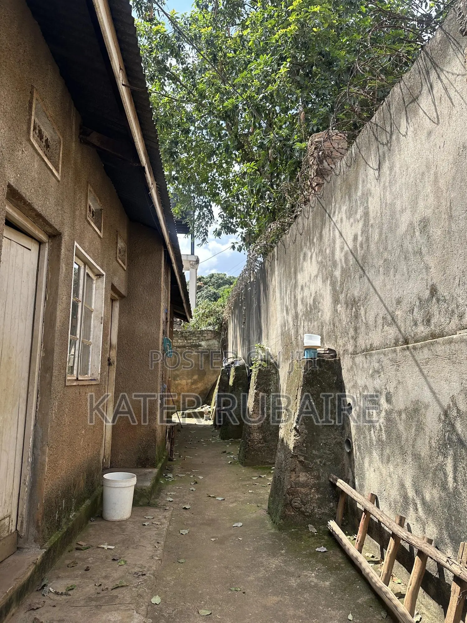 6bdrm House in Nsalo, Central Division for sale