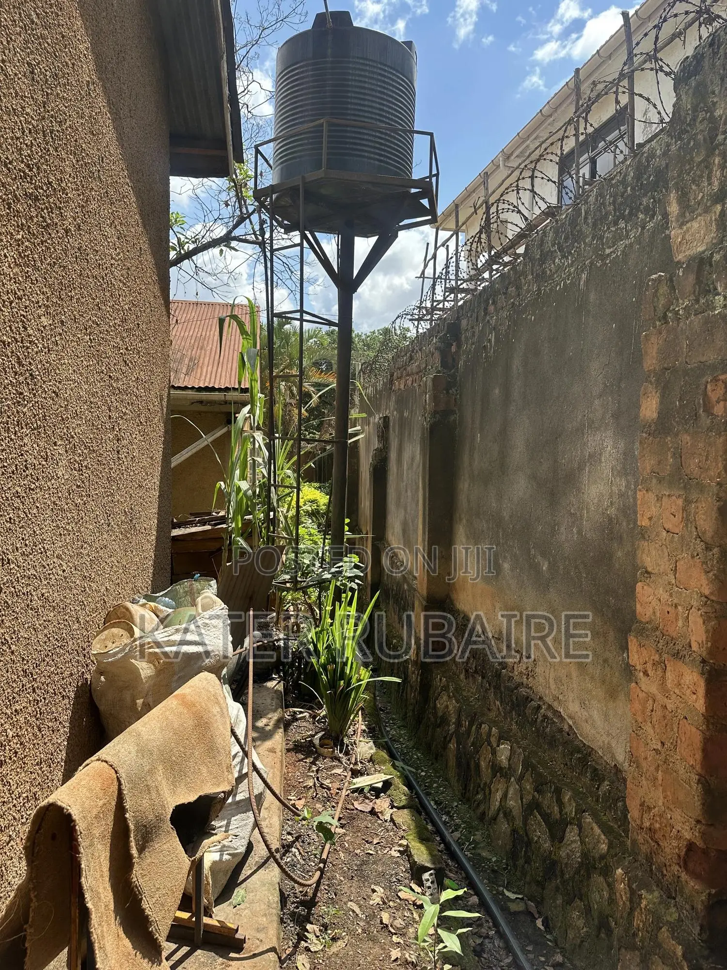 6bdrm House in Nsalo, Central Division for sale