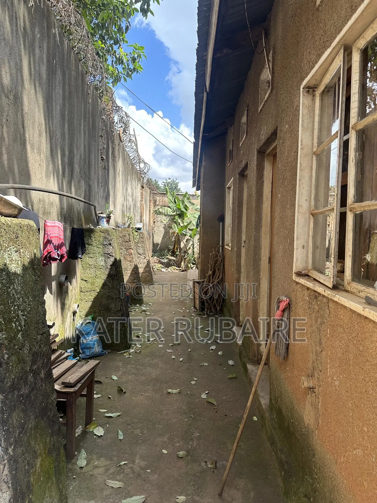 6bdrm House in Nsalo, Central Division for sale