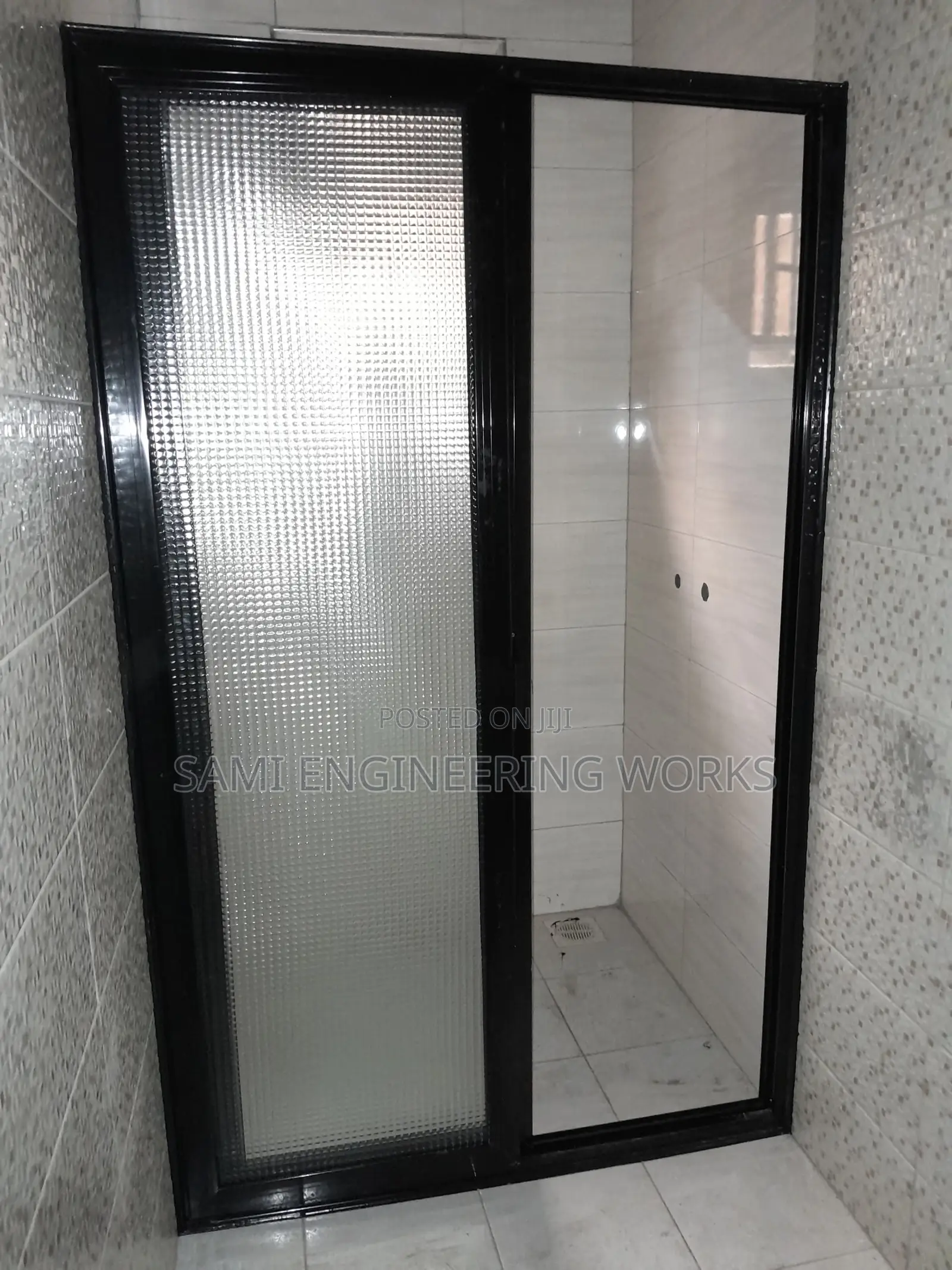 A Black Slidding Shower Divider Aluminum