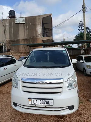 Toyota Noah 2.0 143hp FWD (8 Seater) 2009 White