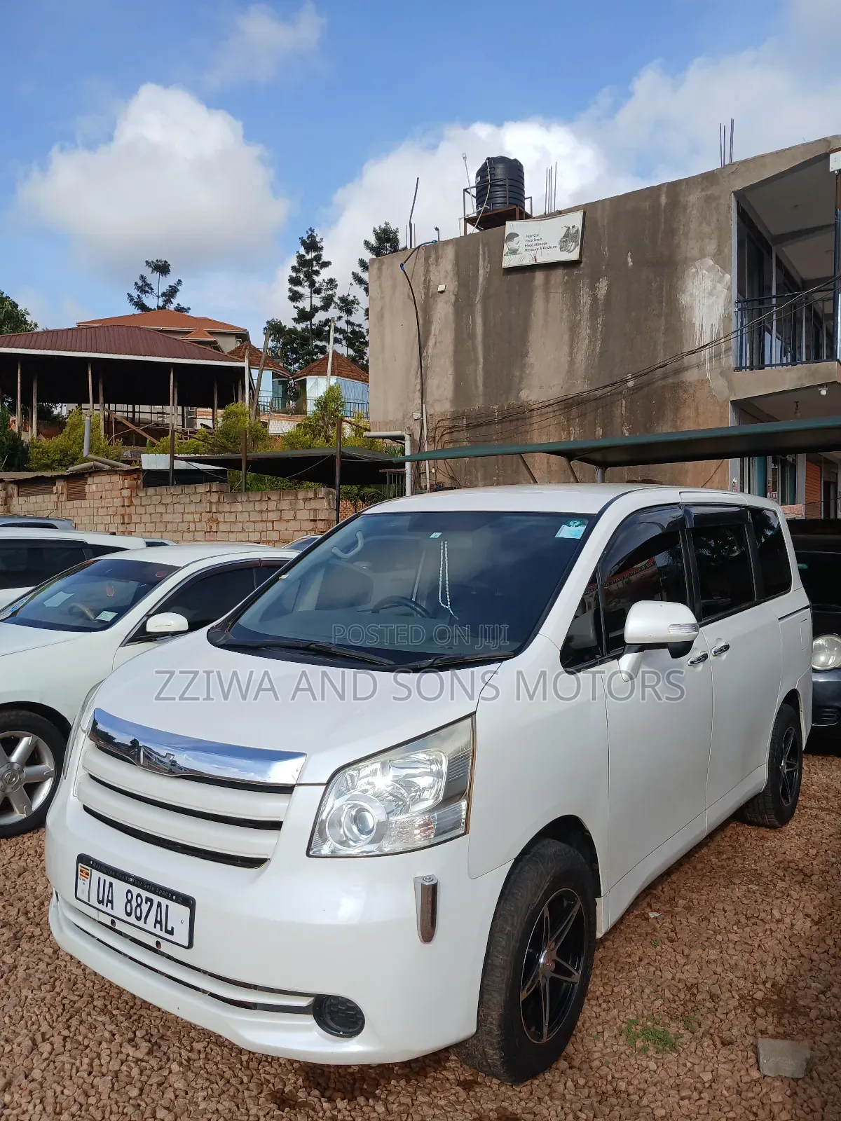 Toyota Noah 2.0 143hp FWD (8 Seater) 2009 White