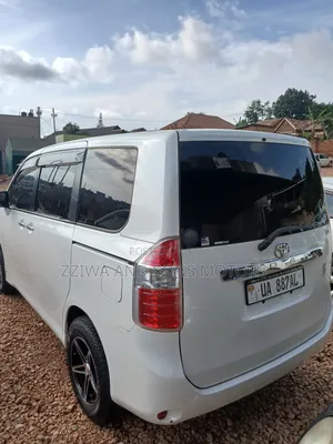 Toyota Noah 2.0 143hp FWD (8 Seater) 2009 White