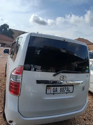 Toyota Noah 2.0 143hp FWD (8 Seater) 2009 White