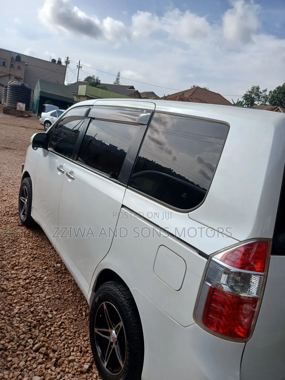 Toyota Noah 2.0 143hp FWD (8 Seater) 2009 White