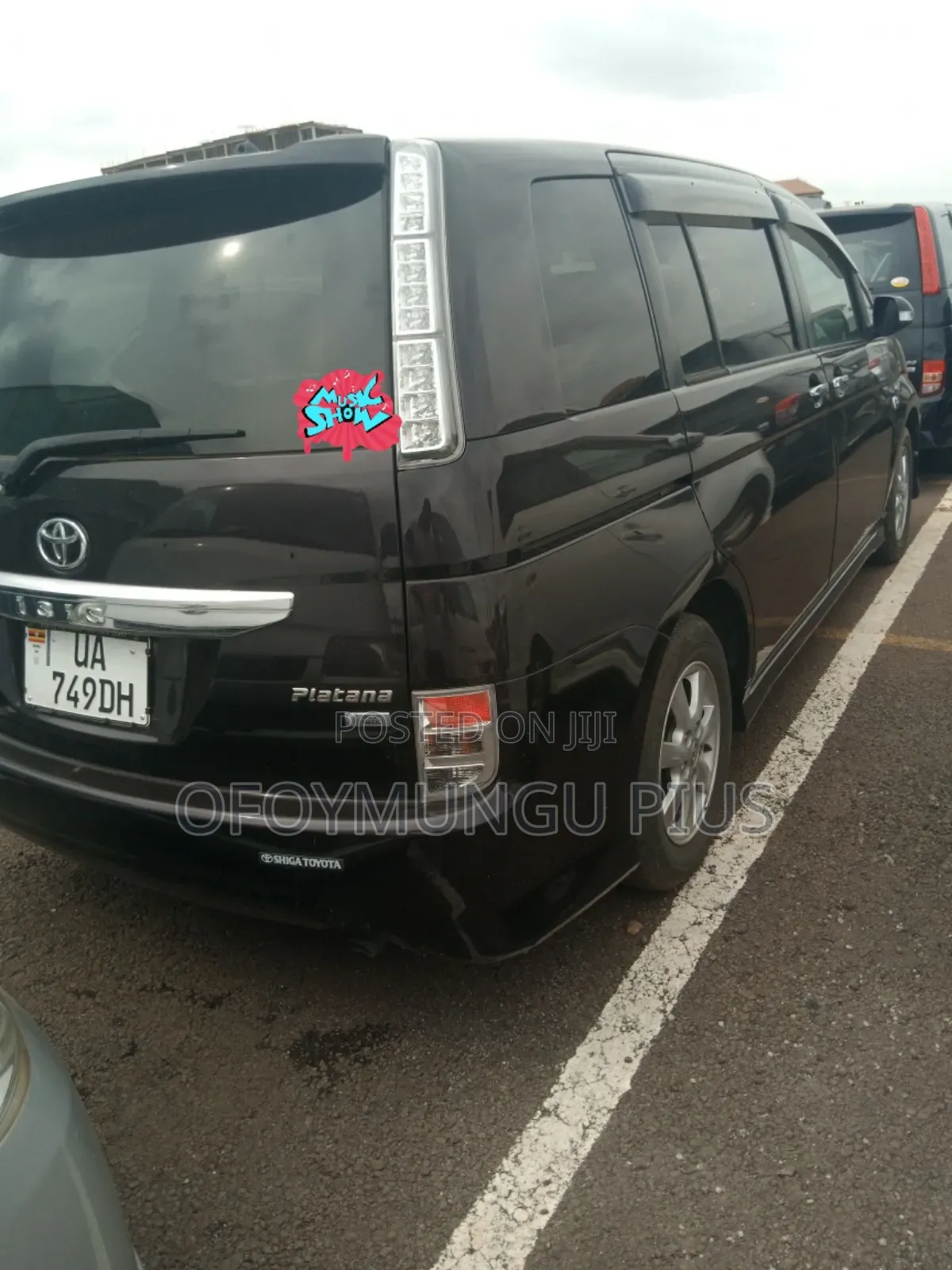 Toyota ISIS 2010 Maroon