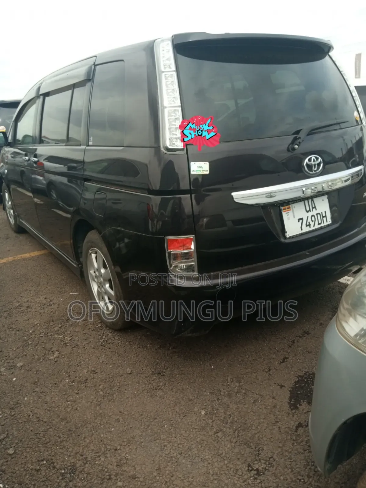Toyota ISIS 2010 Maroon