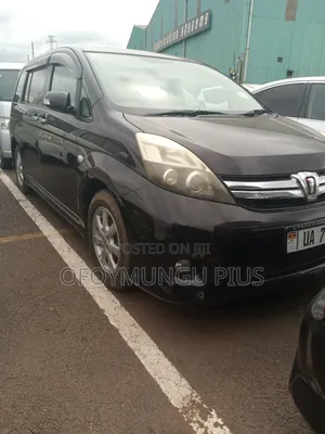 Toyota ISIS 2010 Maroon
