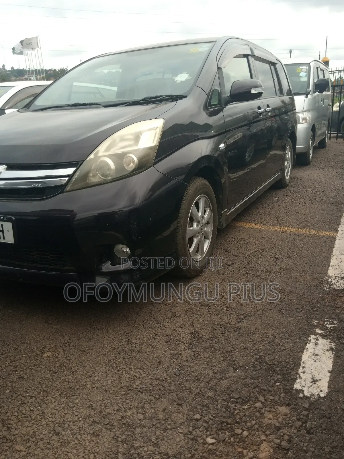 Toyota ISIS 2010 Maroon
