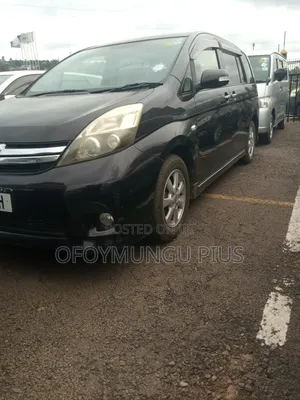 Toyota ISIS 2010 Maroon