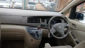 Toyota ISIS 2009 Gray