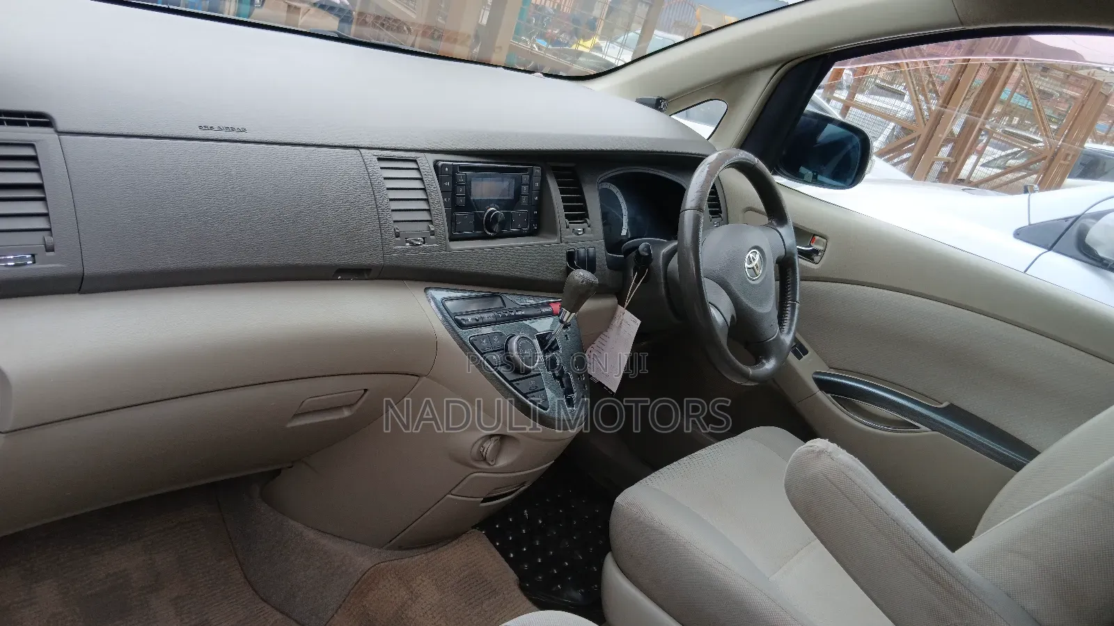 Toyota ISIS 2009 Gray