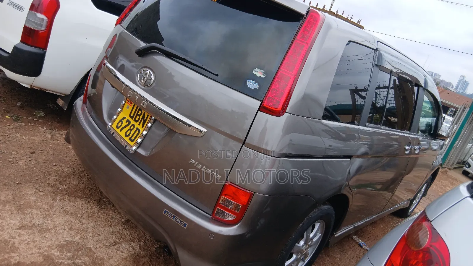 Toyota ISIS 2009 Gray