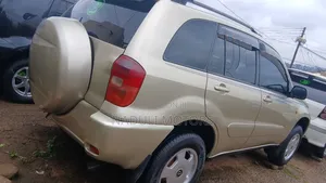 Toyota RAV4 1.8 2005 Gold