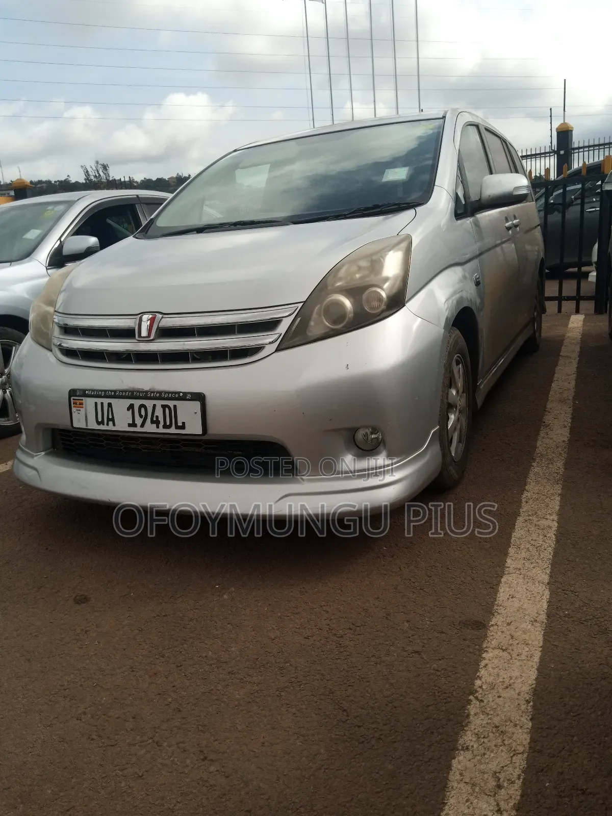 Toyota ISIS 2010 Silver