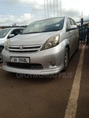 Toyota ISIS 2010 Silver