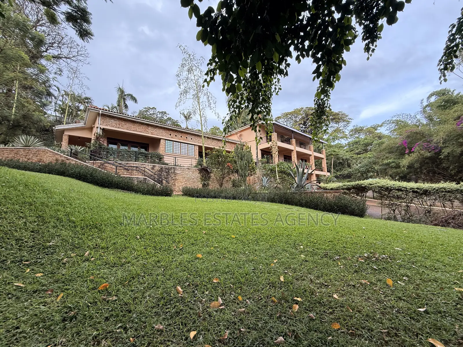 6bdrm House in Mbuya, Central Division for rent