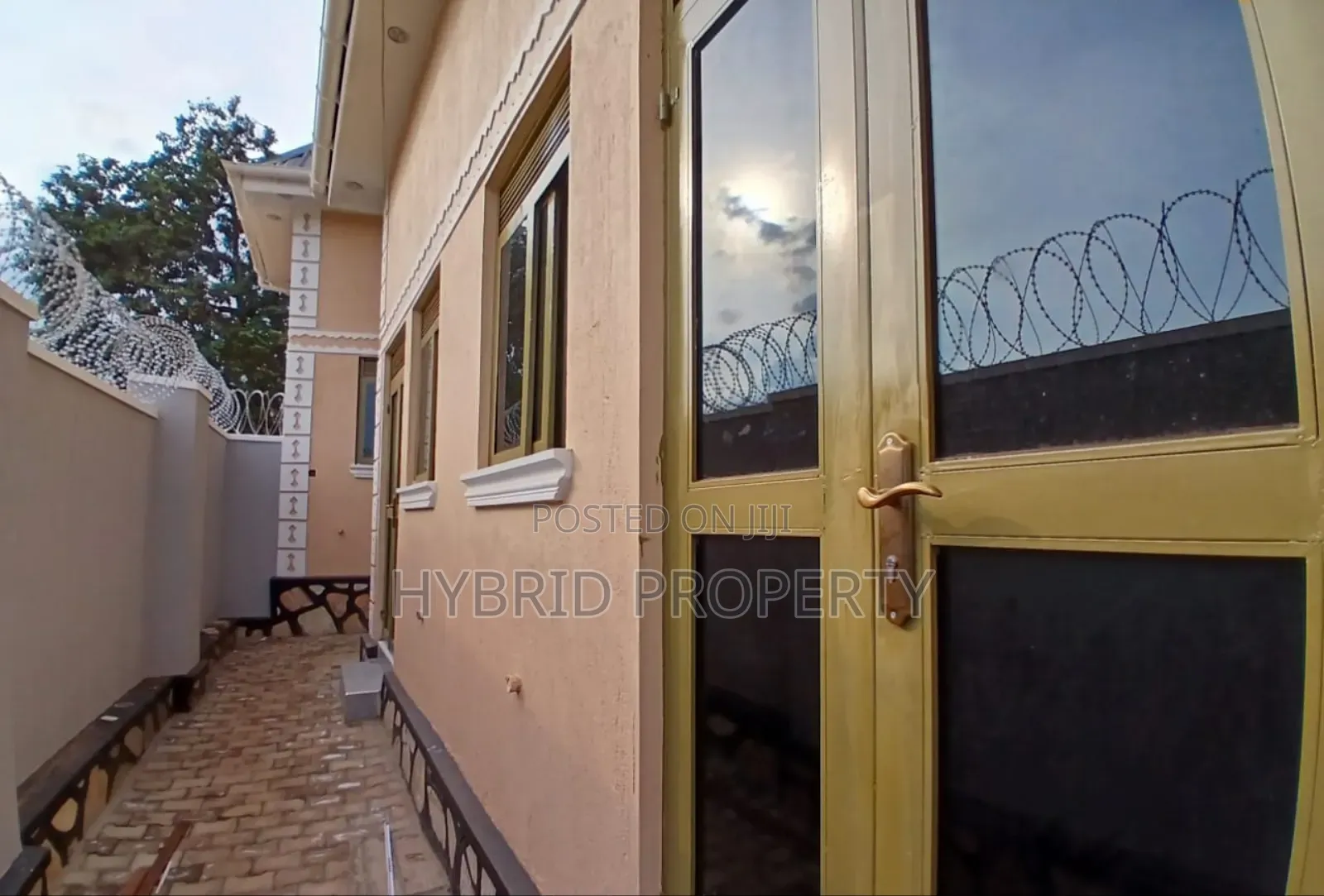 7bdrm Apartment in Kasubi Along Hoima, Rubaga for sale