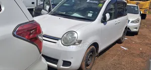 Toyota Sienta 2012 Off white
