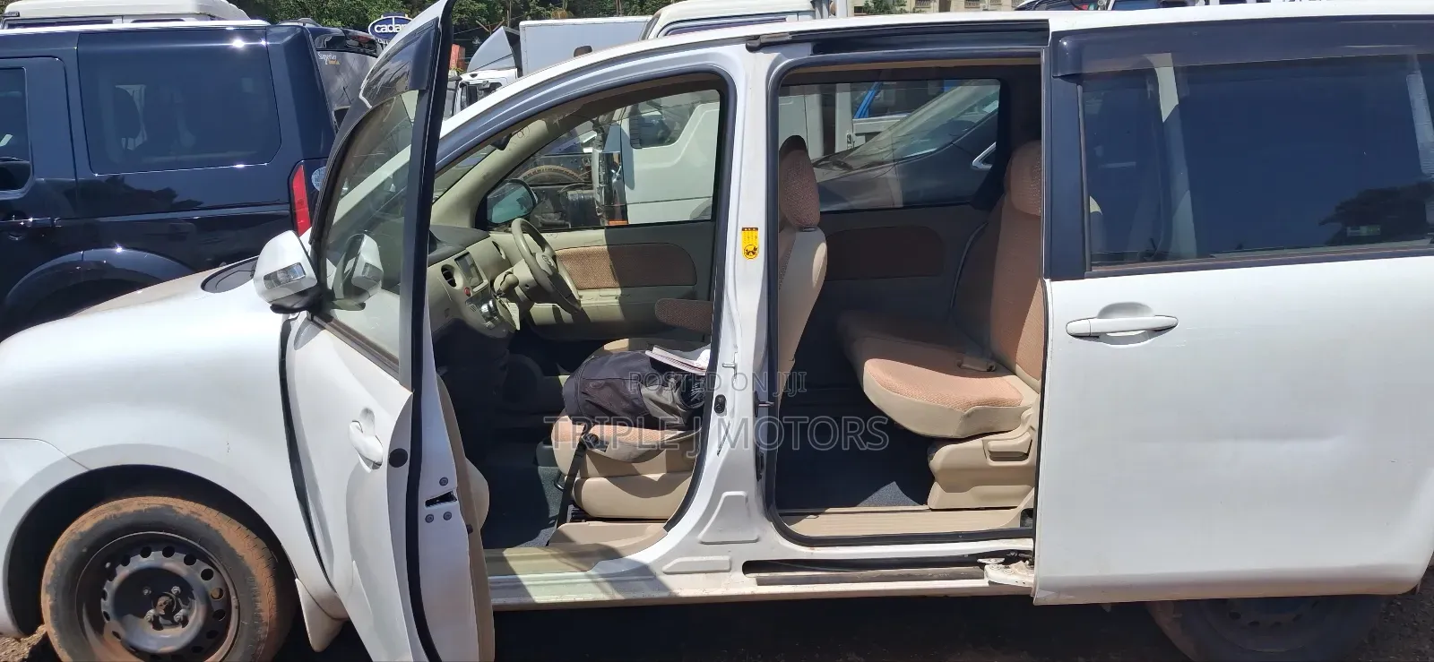 Toyota Sienta 2012 Off white