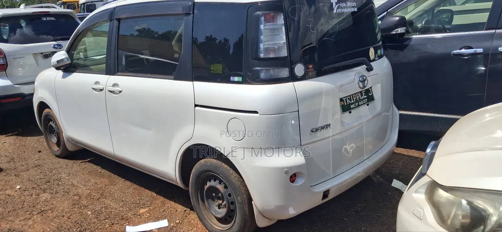 Toyota Sienta 2012 Off white