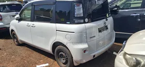 Toyota Sienta 2012 Off white