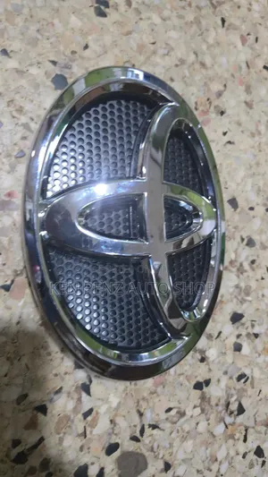 Hilux Revo Grill Toyota Logo