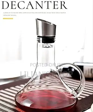 Wine Decanter With a Built-in Aerator and Pourer.