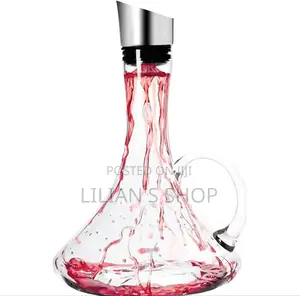 Wine Decanter With a Built-in Aerator and Pourer.