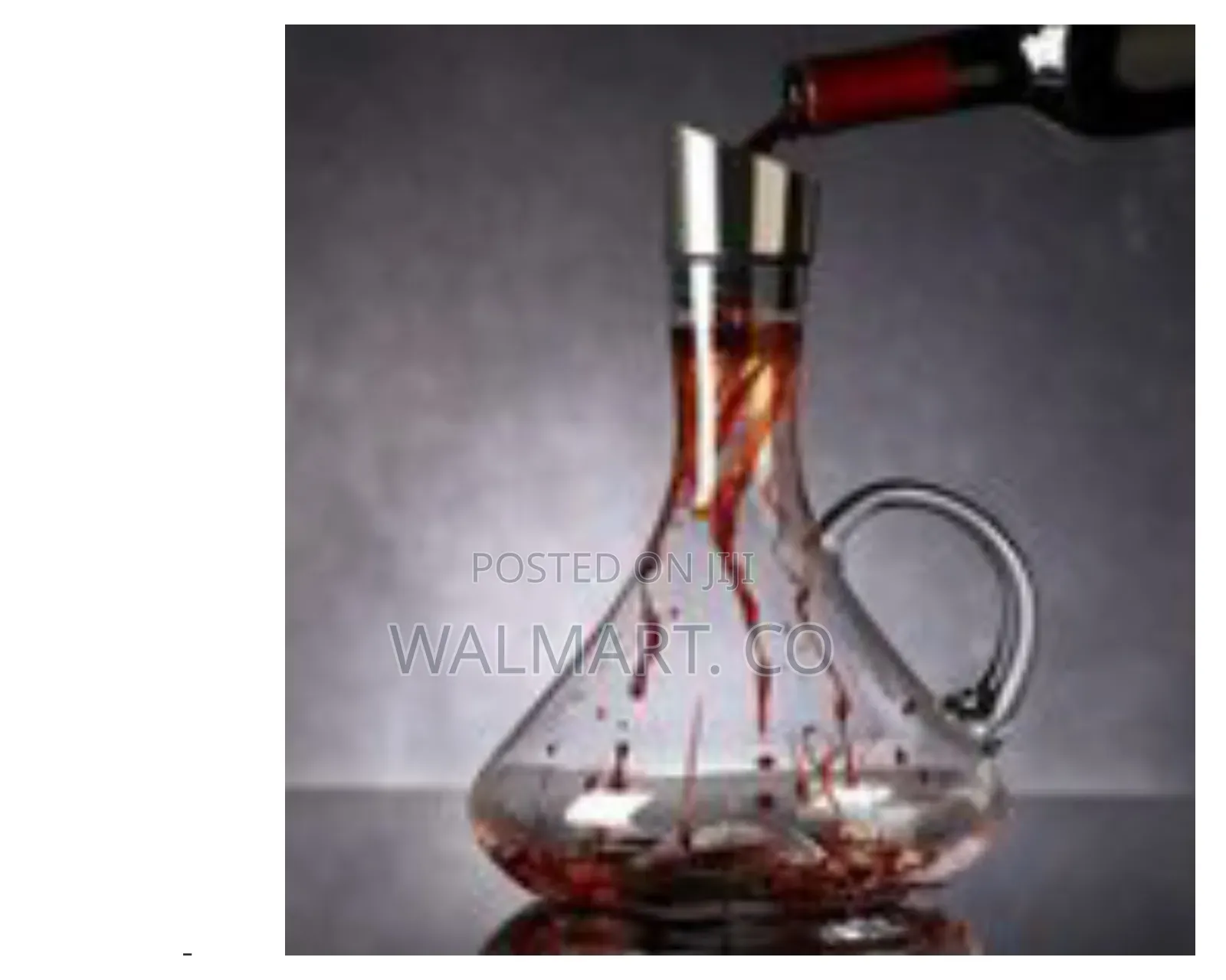 Elegant Glass Wine Decanter With Integrated Aerator Transparent