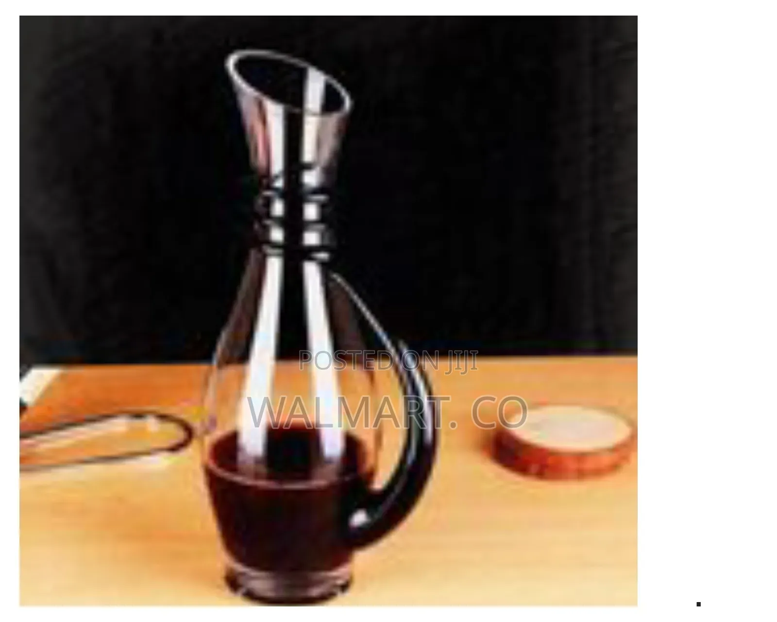 Elegant Glass Wine Decanter With Spiral Accents