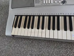 Yamaha PSR-E313 61-Key Electronic Keyboard, Full-Size, Silver