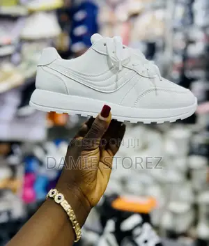 White Simple Sneakers