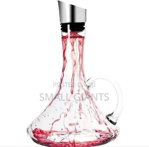Wine Decanter With a Built-in Aerator and Pourer.