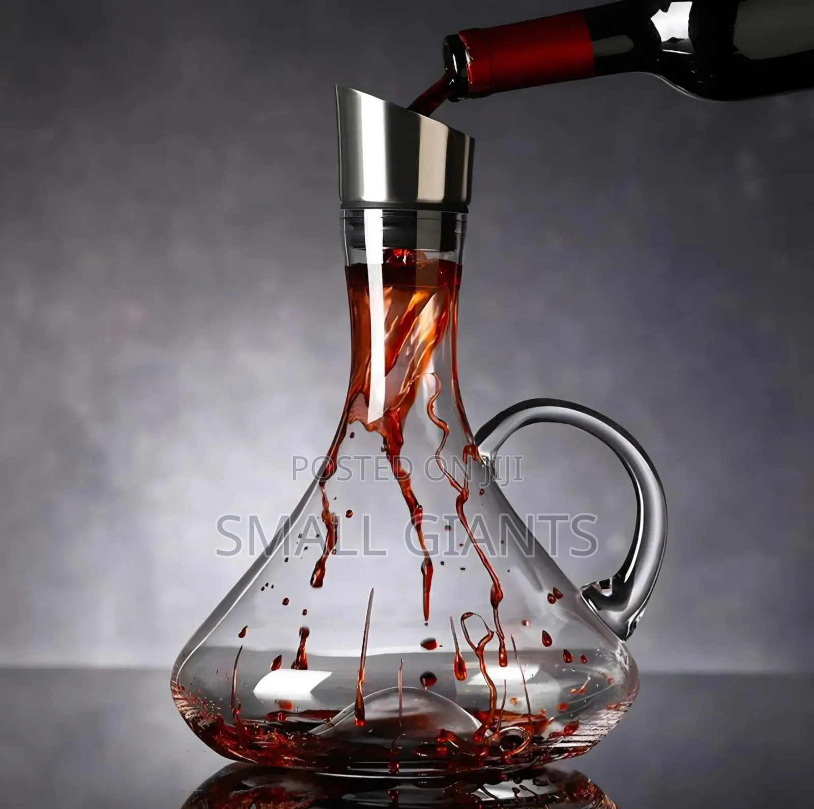 Wine Decanter With a Built-in Aerator and Pourer.