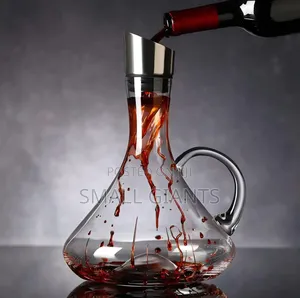 Wine Decanter With a Built-in Aerator and Pourer.