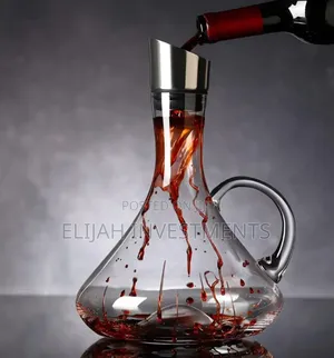 Wine Decanter With a Built-in Aerator and Pourer.