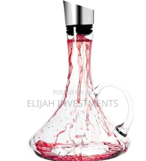 Wine Decanter With a Built-in Aerator and Pourer.