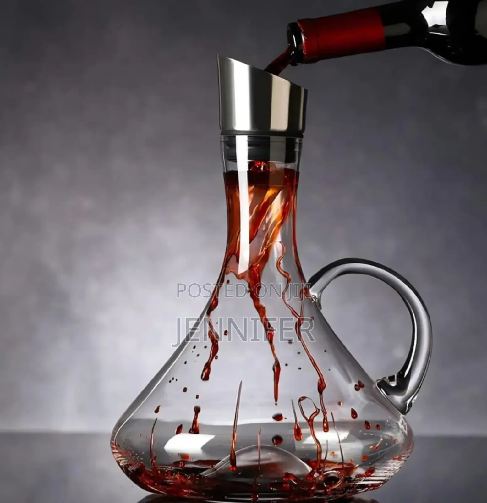 Wine Decanter With a Built-in Aerator and Pourer.