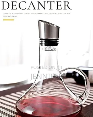 Wine Decanter With a Built-in Aerator and Pourer.