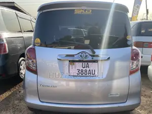 Toyota Ractis 2009 Silver