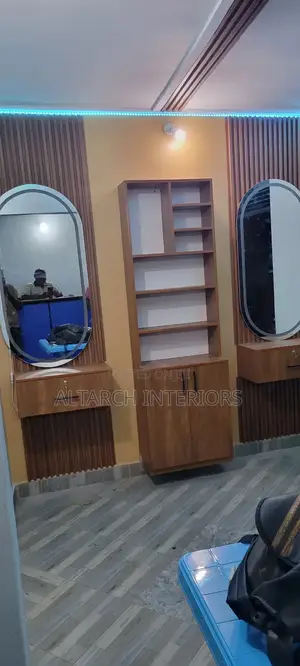 Saloon Setup With 2 Drawers Each Side and a Storage in Between With Mi