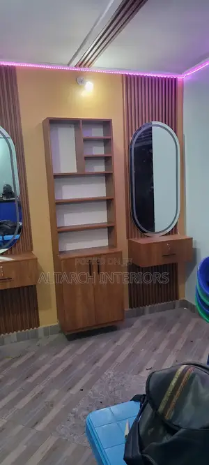 Saloon Setup With 2 Drawers Each Side and a Storage in Between With Mi