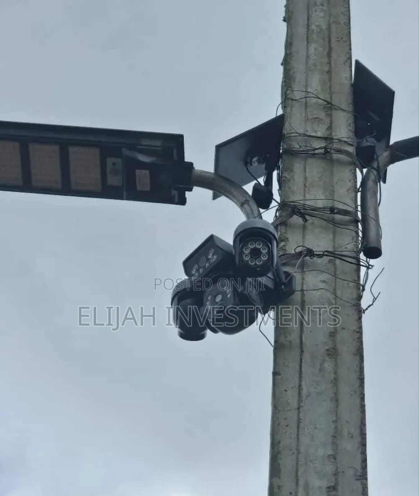 Solar-Powered PTZ (Pan-Tilt-Zoom) Security Camera.